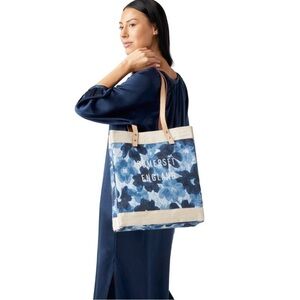 Apolis Market Bag Indigo Bloom
Collection by Liesel Plambeck new with tags